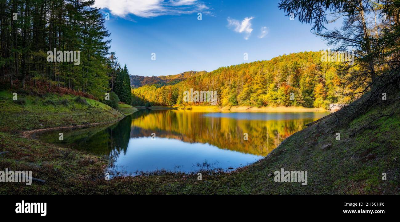 Embalse de Domikos situado en navarra, cerca de Agiña en un dia soleado de otoño. Foto Stock