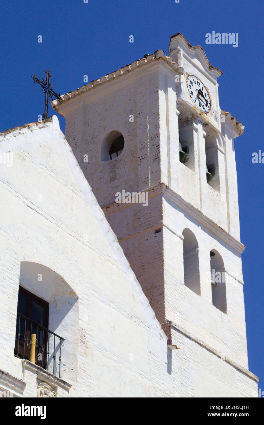 Bella Frigiliana villaggio, SpainLa vecchia chiesa nella piazza della città Vista del palazzo storico e il suo campanile verticale colpo con spazio copia Foto Stock