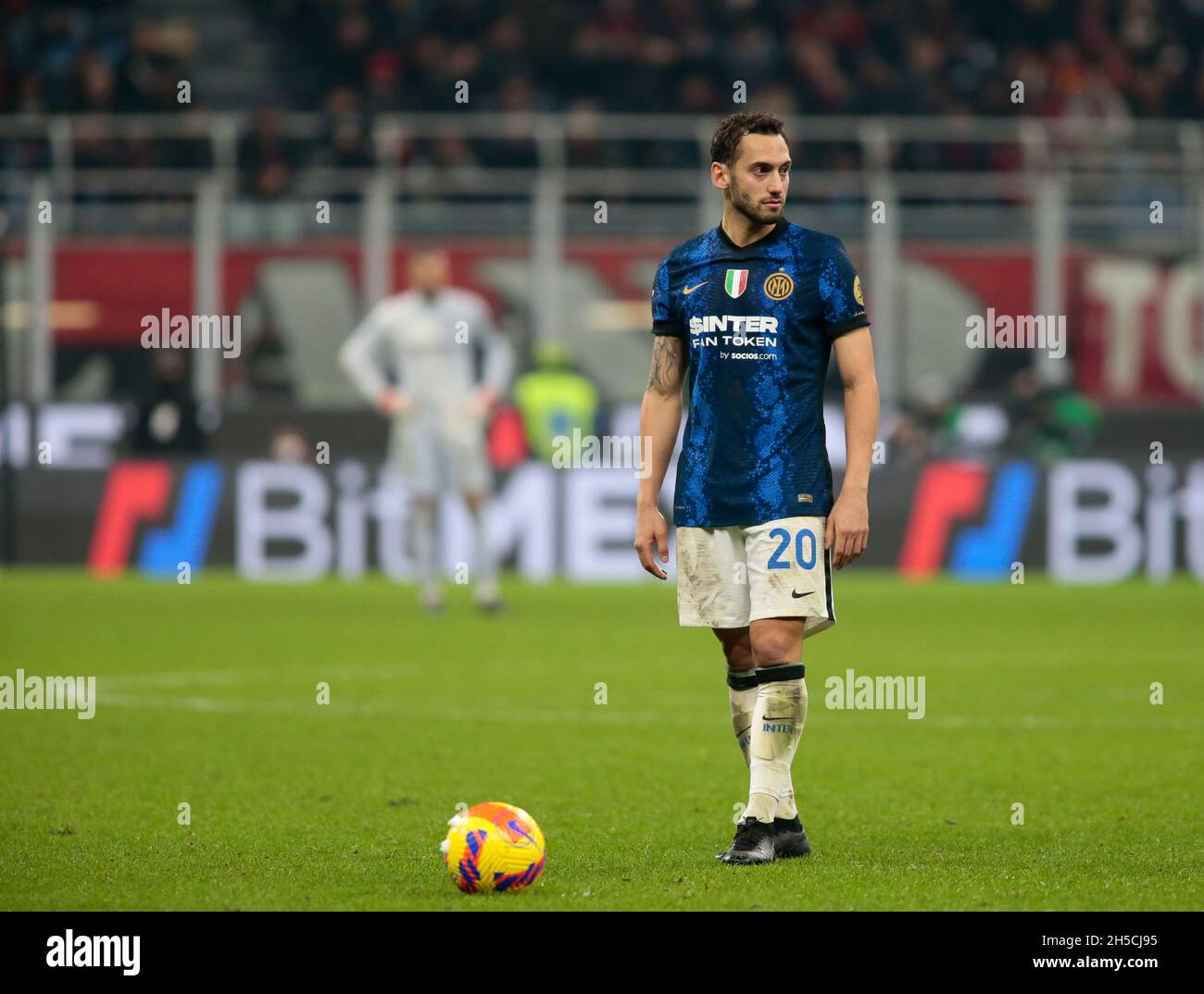 Milano, 07 novembre 2021 Hakan Calhanoglu (FC Internazionale) durante la Serie Italiana Una partita di calcio tra AC Milan e FC Internazionale su nove Foto Stock