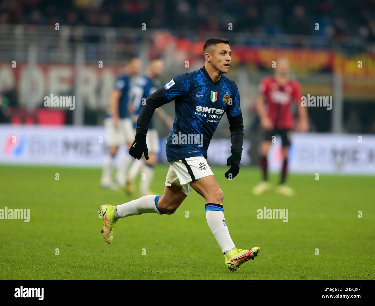 Milano, 07 novembre 2021 Alexis Sanchez (FC Internazionale) durante la Serie Italiana Una partita di calcio tra AC Milan e FC Internazionale su Novemb Foto Stock