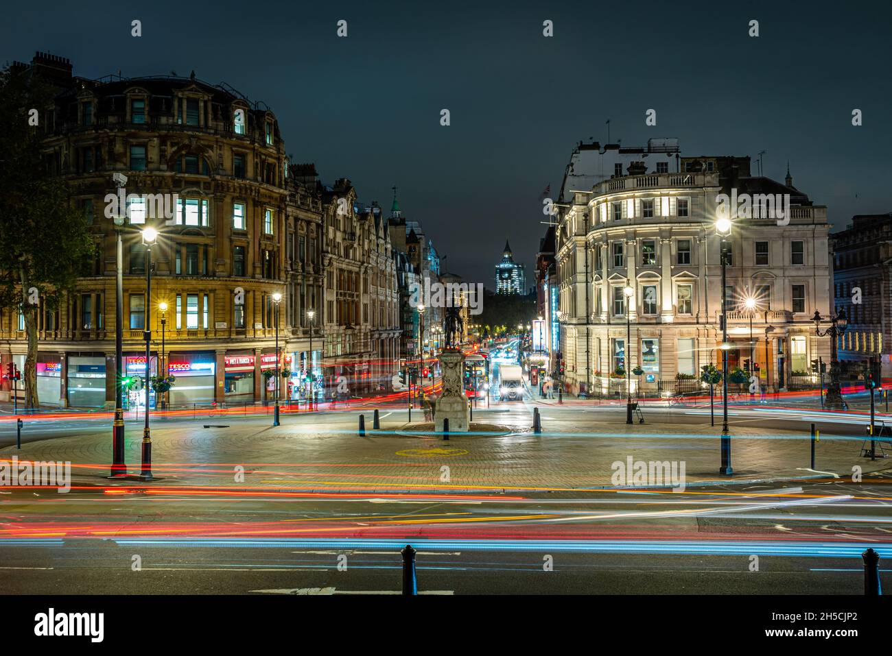 Guardando verso Whitehall verso il Parlamento di notte, Londra, Regno Unito Foto Stock