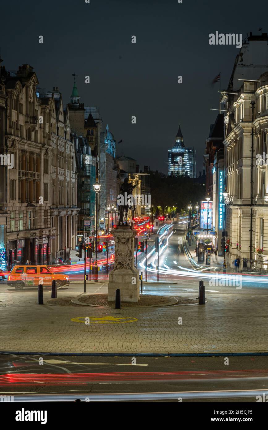 Guardando verso Whitehall verso il Parlamento di notte, Londra, Regno Unito Foto Stock