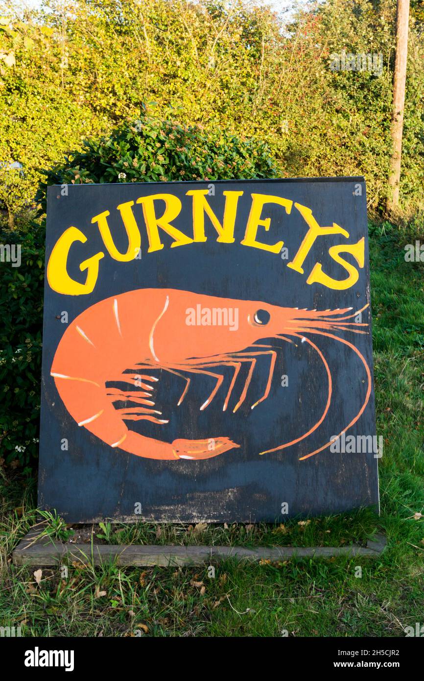 Insegna per il negozio di pesce umido di Gurney al negozio di fattoria Drive Orchards a Thornham sulla costa nord di Norfolk. Foto Stock