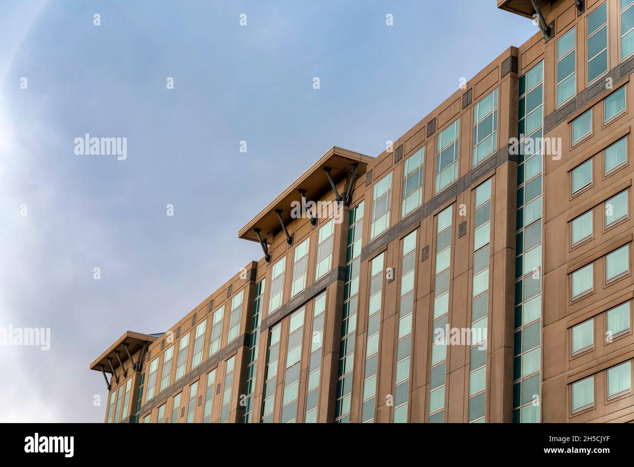 Facciata di un edificio con pareti esterne in vetro e color marrone a Salt Lake City, Utah Foto Stock