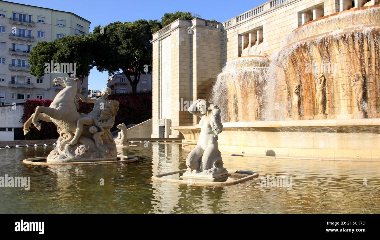 Fontana monumentale degli anni '40, con sculture di Tritone e sirene, nel quartiere Alameda, Lisbona, Portogallo Foto Stock