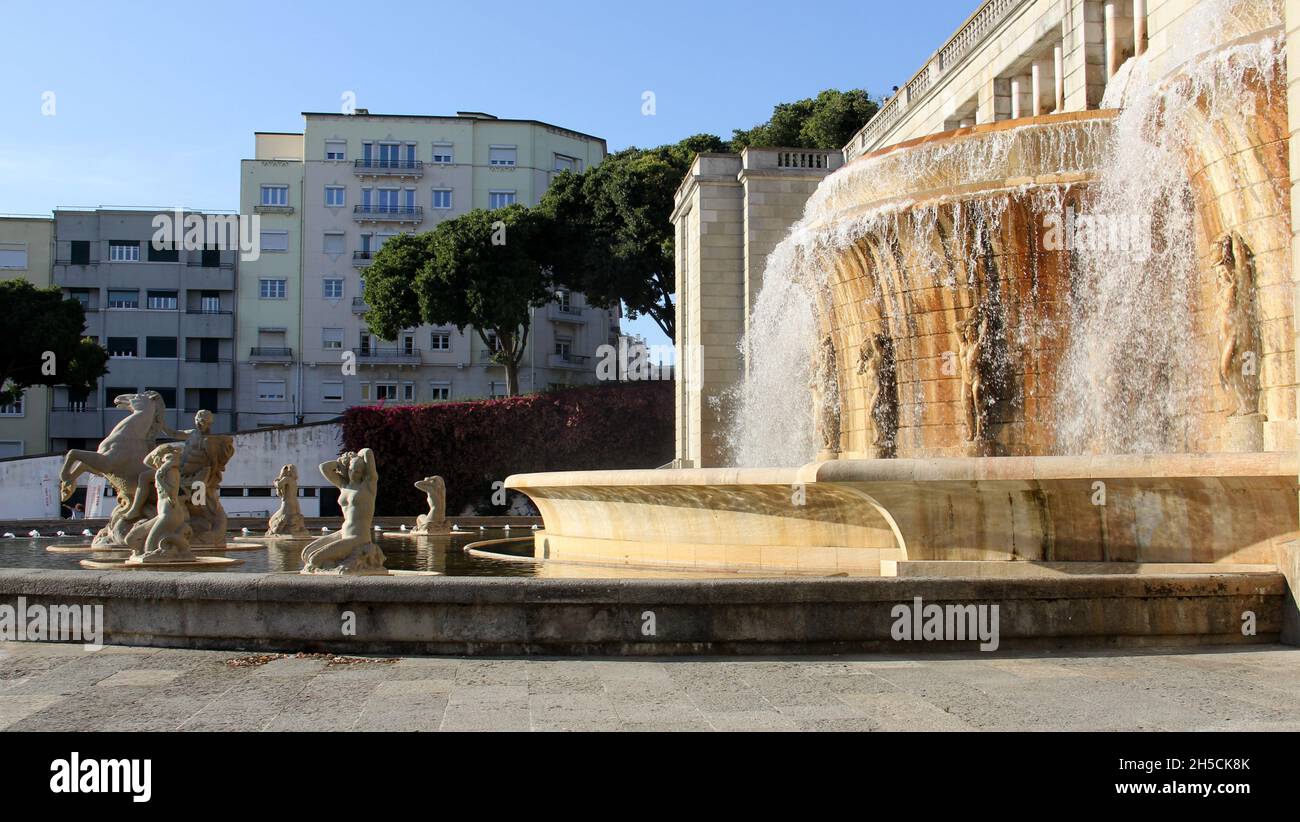 Fontana monumentale degli anni '40, con sculture di Tritone e sirene, nel quartiere Alameda, Lisbona, Portogallo Foto Stock