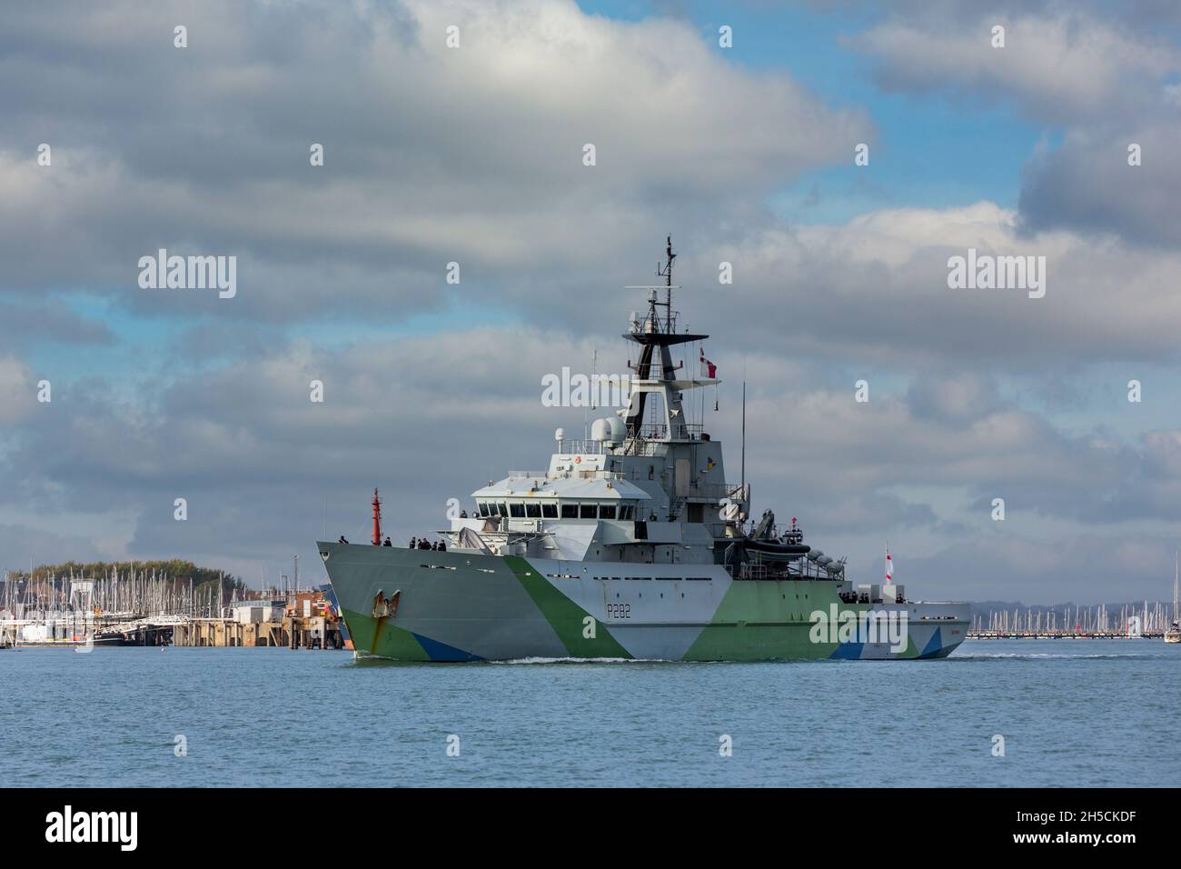 Royal Navy Patrol barca HMS Severn lasciando Portsmouth Dockyard Foto Stock