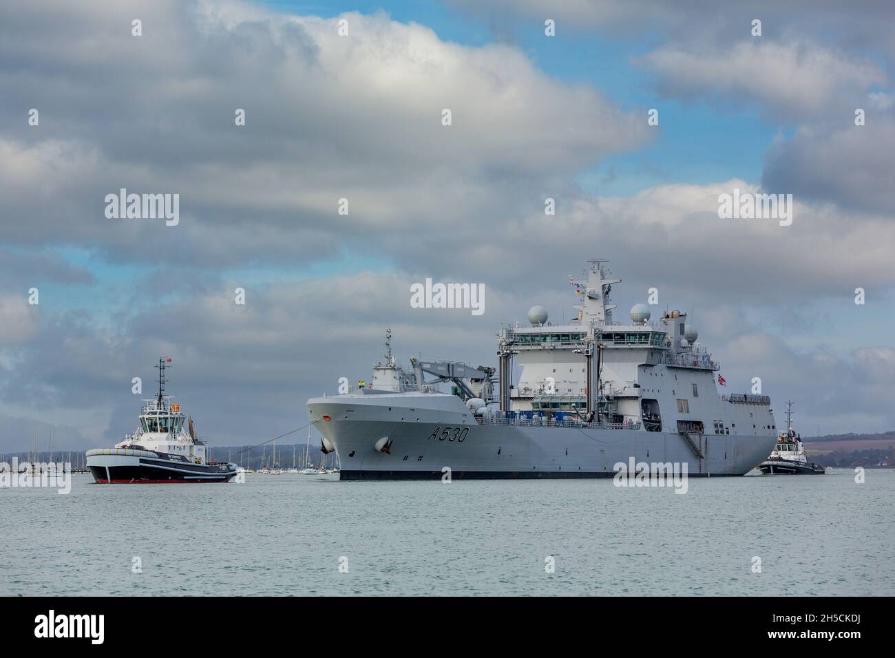 HNoMS Maud lascia il cantiere navale di Portsmouth dopo gli esercizi della NATO. Foto Stock