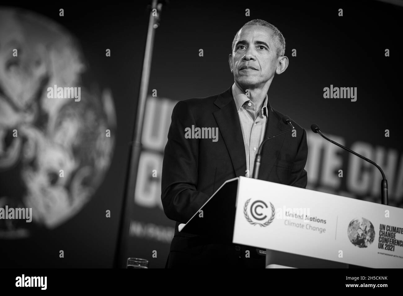 Glasgow, Scozia, Regno Unito. Barack Obama, ex presidente degli Stati Uniti d'America, parla alla 26a Conferenza delle Nazioni Unite sul cambiamento climatico, nota come COP26, a Glasgow, Scozia, Regno Unito, L'8 novembre 2021. Foto:Jeremy Sutton-Hibbert/Alamy Live News. Foto Stock