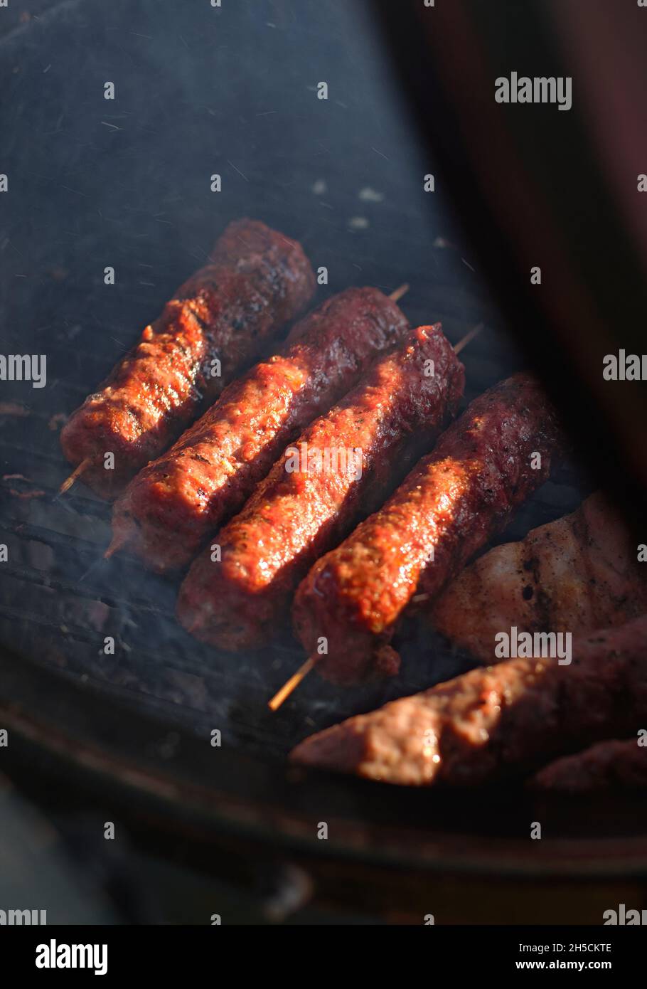 American Street food sulla griglia di cottura salsicce, Street food Foto Stock