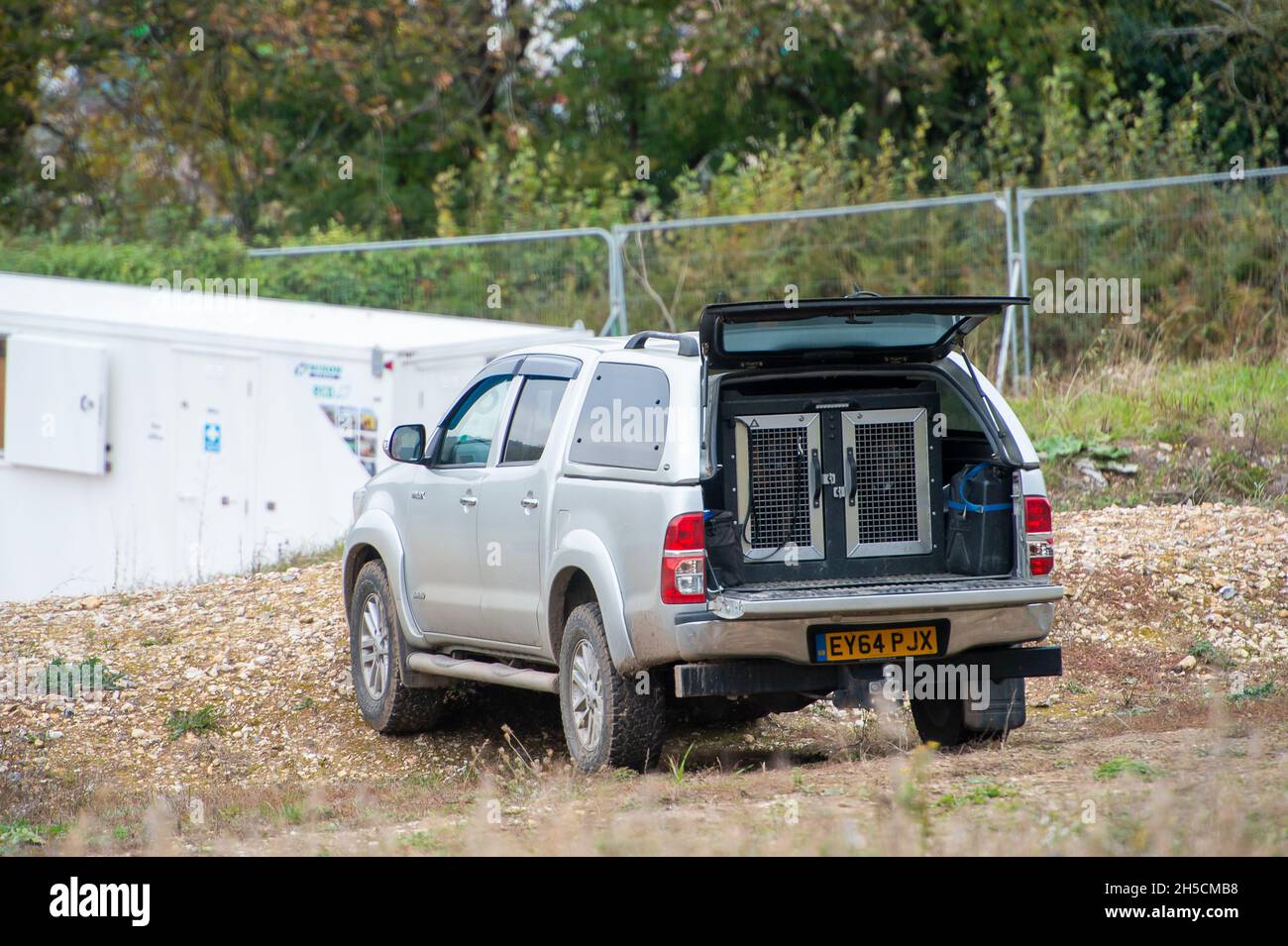 Aylesbury vale, Regno Unito. 8 novembre 2021. HS2 guardia cani abbaiare come sono bloccati in gabbie in un furgone di sicurezza HS2 al Jones Hill Wood Compound. HS2 ora usa regolarmente i cani di guardia ai loro composti per cercare di intimidire i manifestanti. Credit: Maureen McLean/Alamy Live News Foto Stock