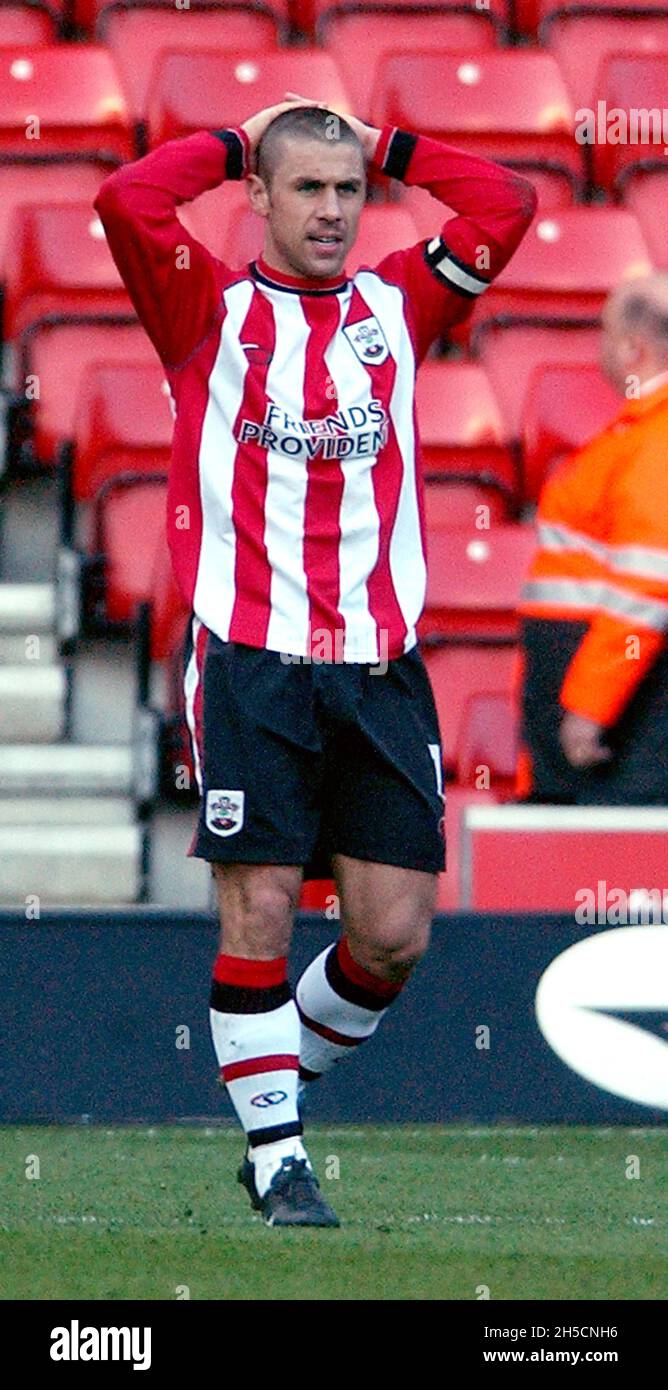 SOUTHAMPTON V BRENTFORD KEVIN PHILLIPS ALLA FINE DOPO LO SHOCK DEI SANTI PIC MIKE WALKER 2005 Foto Stock