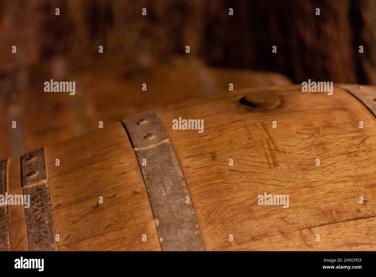 Botti di legno in antica cantina nel borgo medievale di Pitigliano, Toscana, Italia Foto Stock