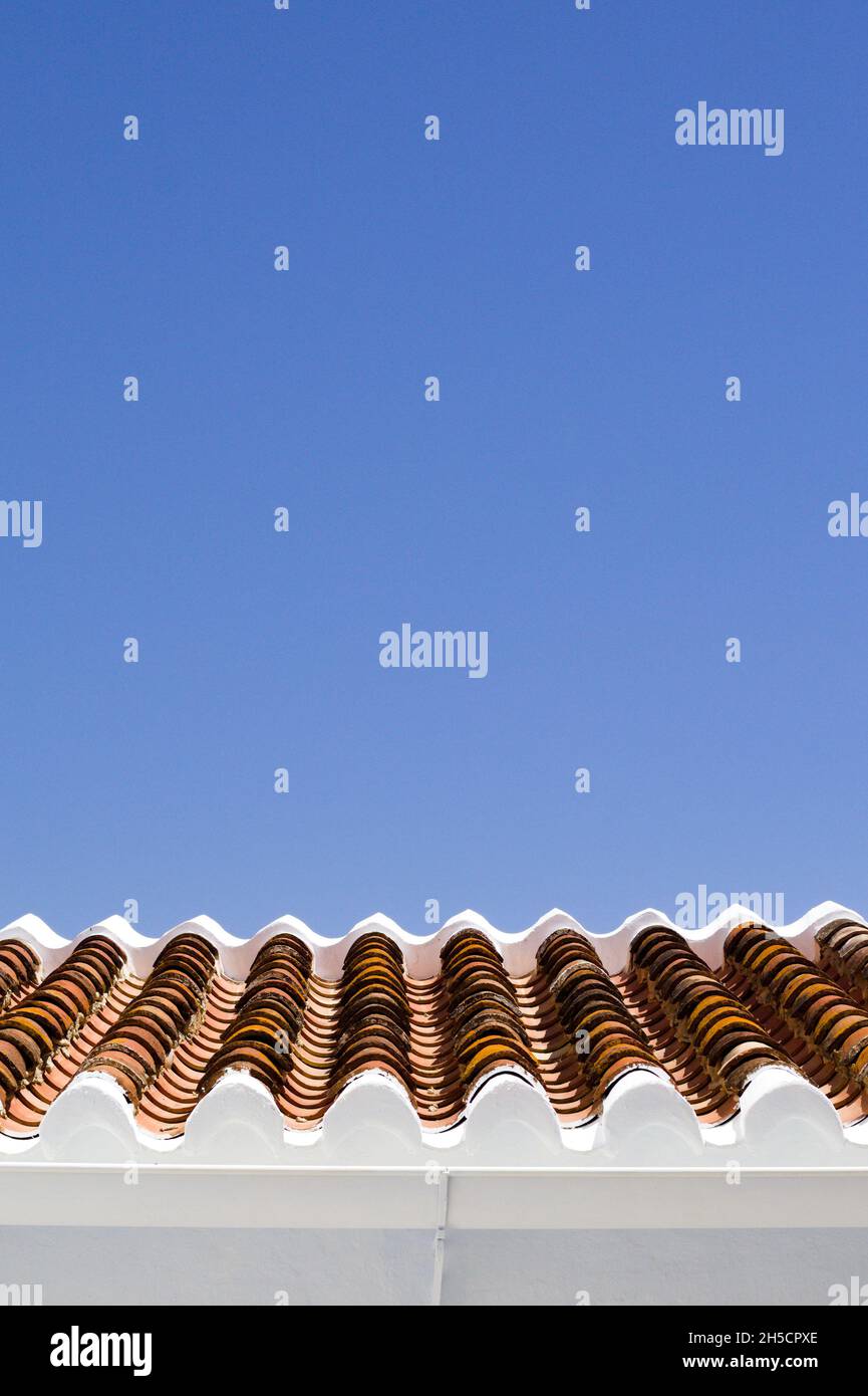 Architettura Spagnola tegole di terracotta su un edificio mediterraneo tradizionale dai colori vivaci elegante architettura Frigiliana villaggio cielo blu Foto Stock