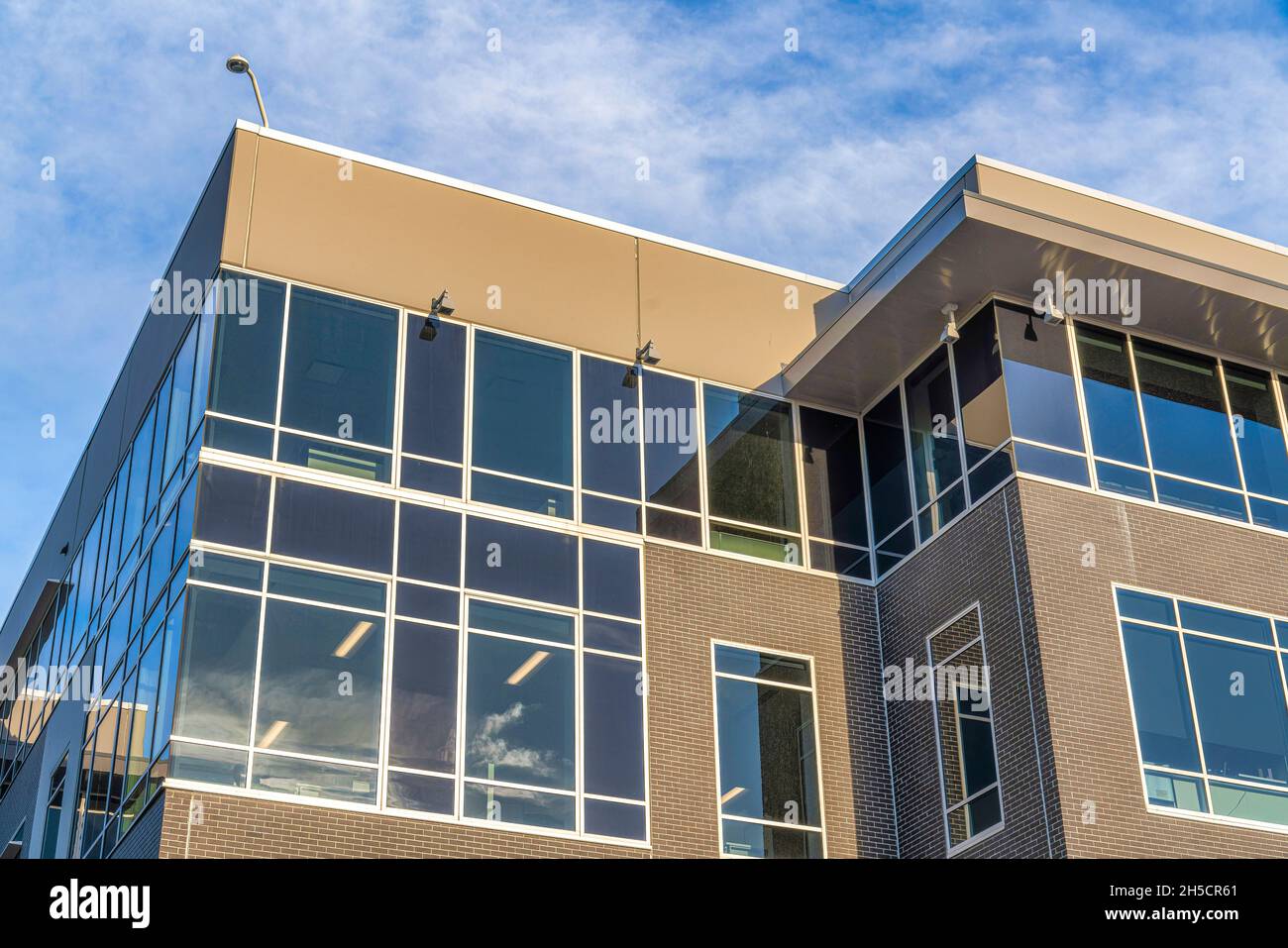 Edificio con telecamera di sicurezza IP dome nell'angolo superiore Foto Stock