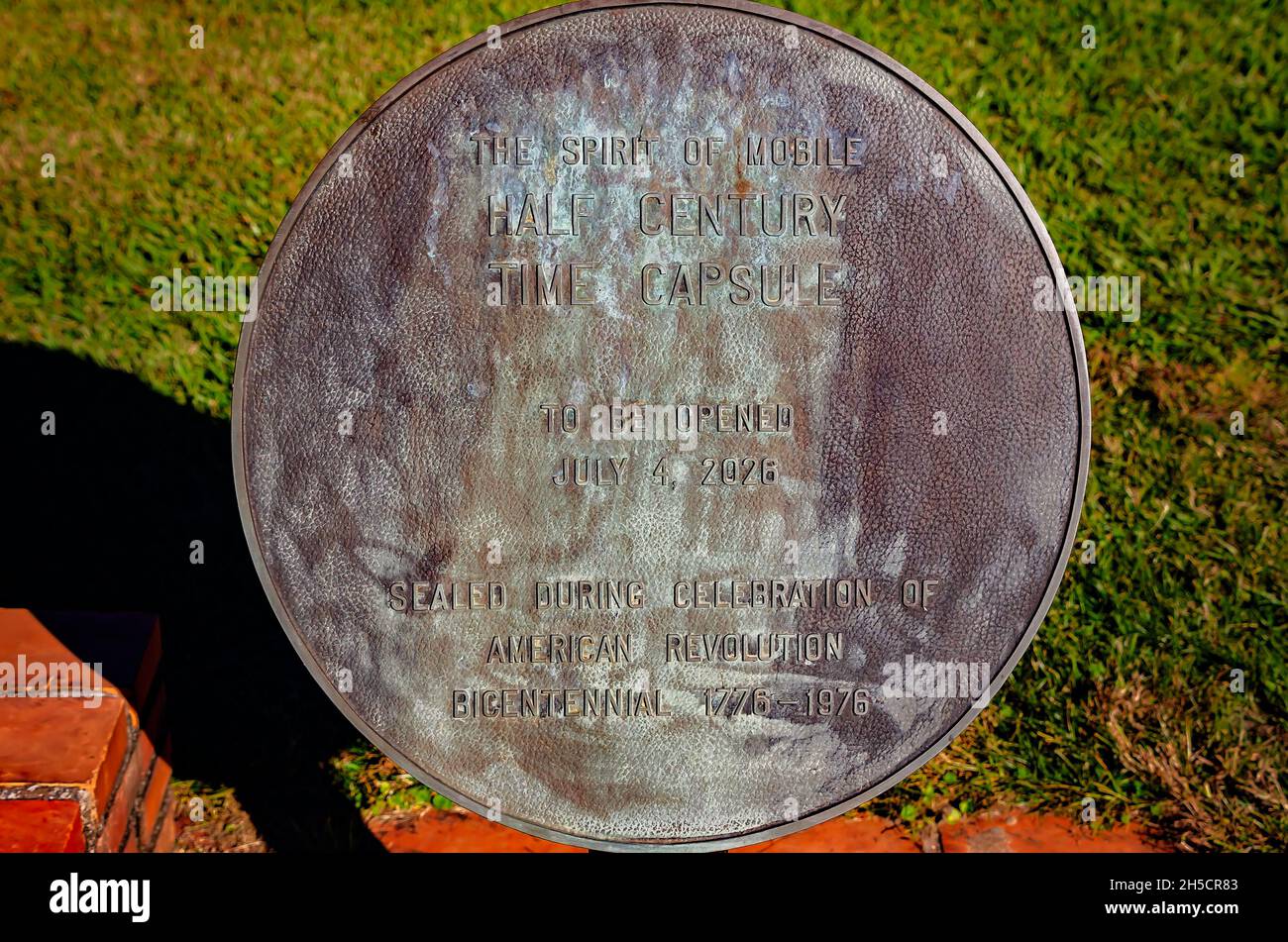 Una capsula del tempo si erge nel cortile al Forte di Colonial Mobile, 6 novembre 2021, a Mobile, Alabama. La capsula di tempo è stata posta in 1976. Foto Stock