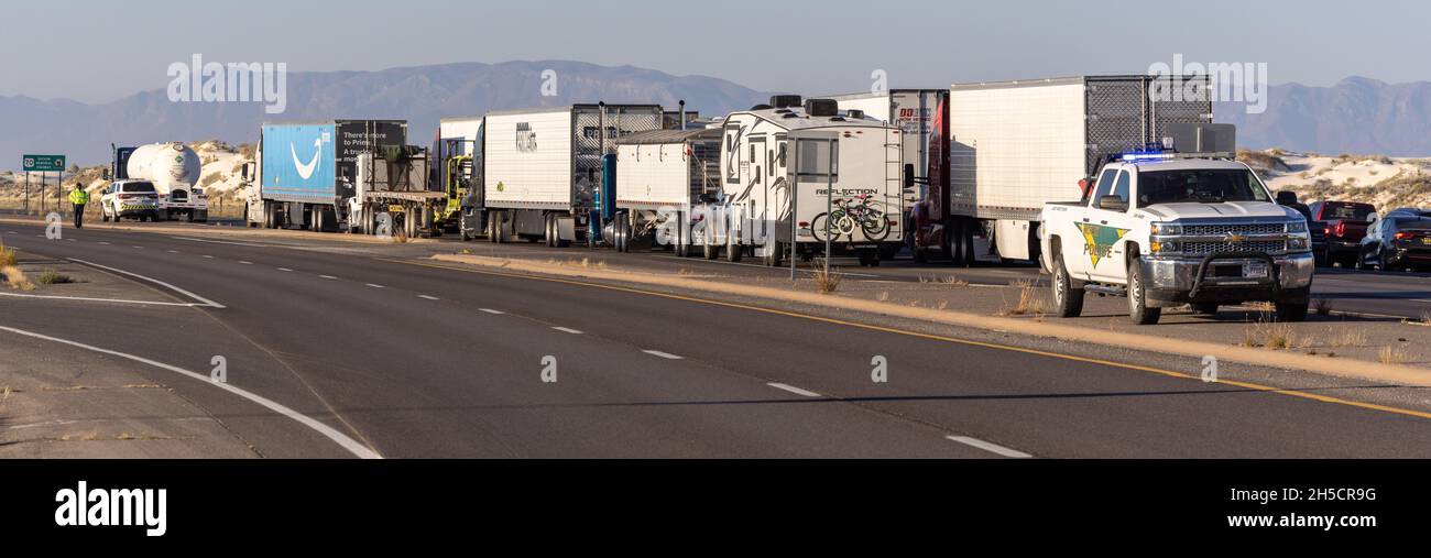 Il traffico della Route 70 si è fermato a un blocco stradale dalla polizia a causa del lancio di missili in sospeso, White Sands Missile Range, New Mexico, USA Foto Stock