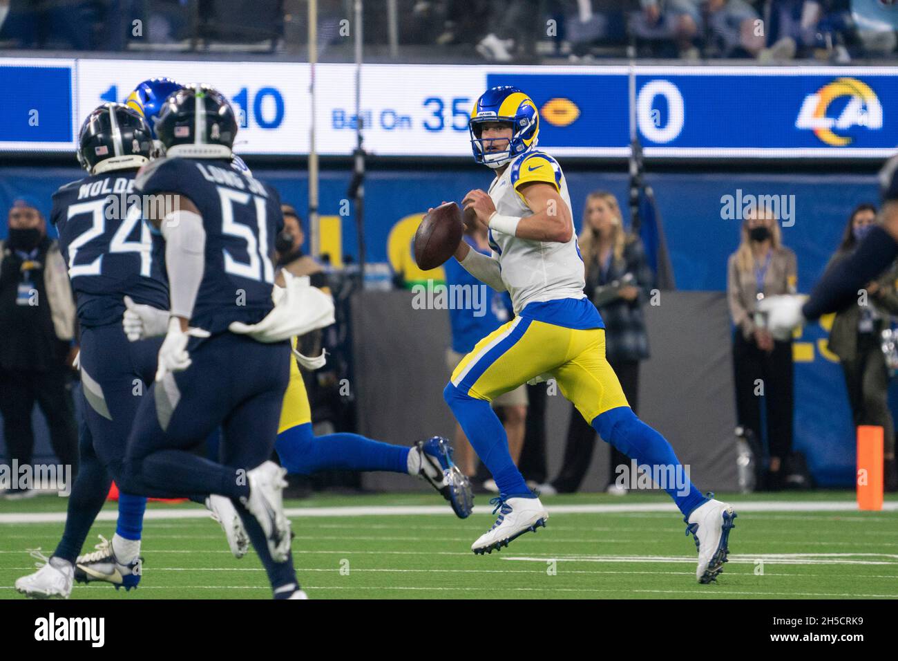 Los Angeles Rams quarterback Matthew Stafford (9) scrambles durante una partita NFL contro i Tennessee Titans, domenica 7 novembre 2021, in Inglewood, Ti Foto Stock