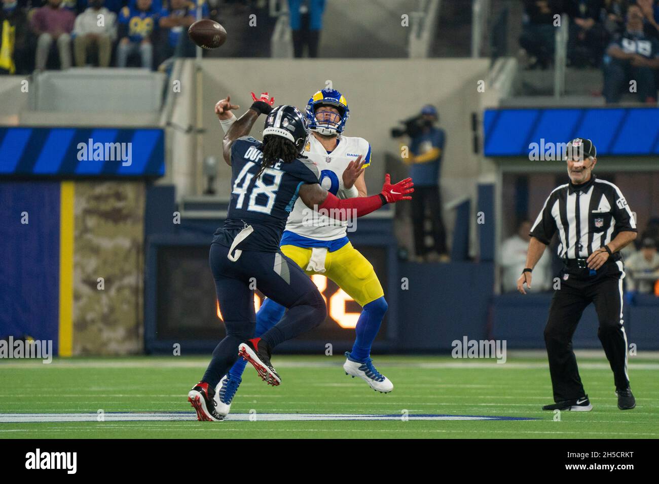 Tennessee Titans Outside linebacker Bud Dupree (48) sconvolge un passo da Los Angeles Rams quarterback Matthew Stafford (9) durante una partita NFL, Domenica, No Foto Stock