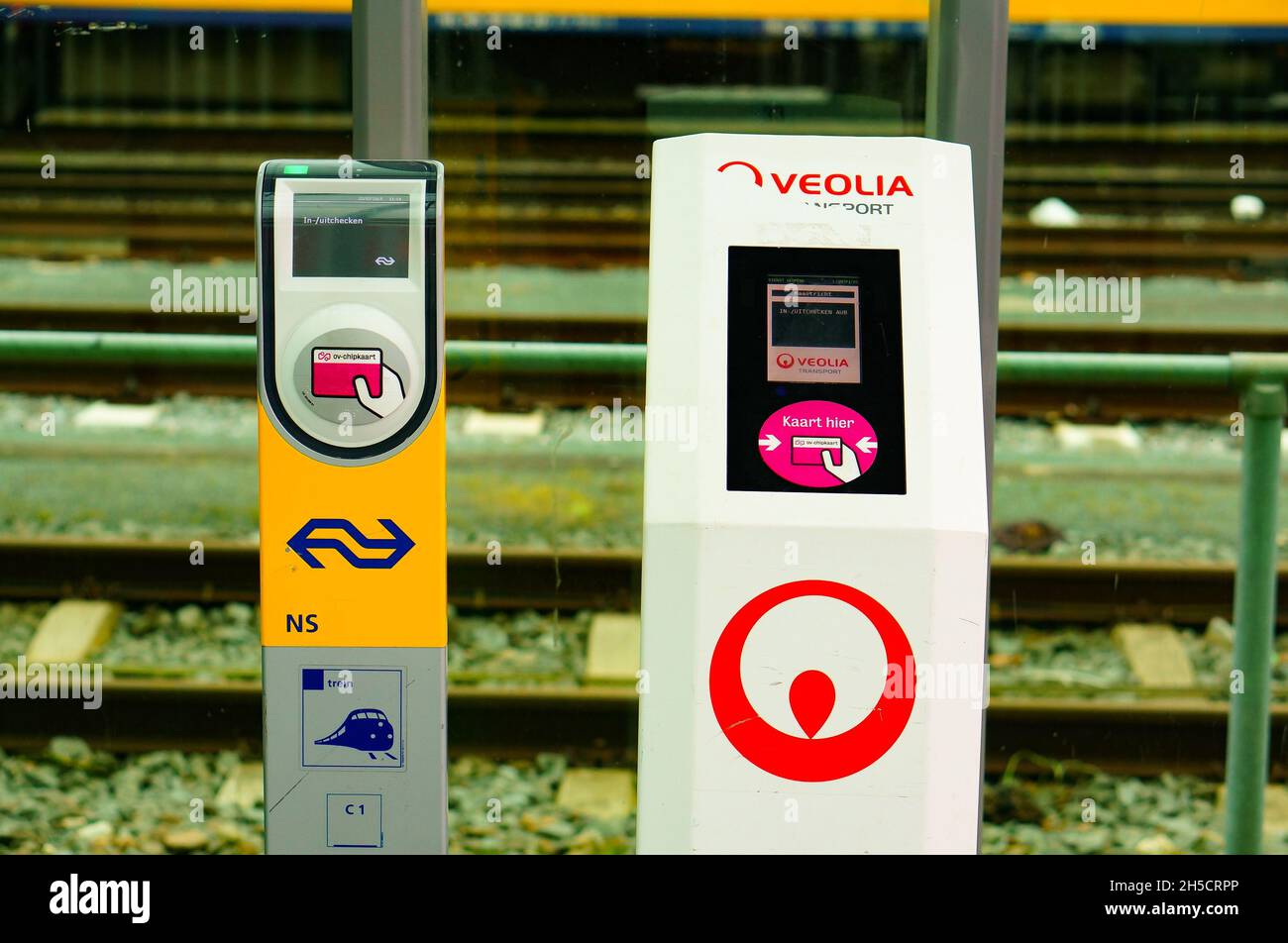 MAASTRICHT, PAESI BASSI - 22 feb 2015: I lettori di biglietti per i trasporti pubblici Veolia e Nederlandse Spoorwegen sono a una stazione ferroviaria. Maastricht, Foto Stock