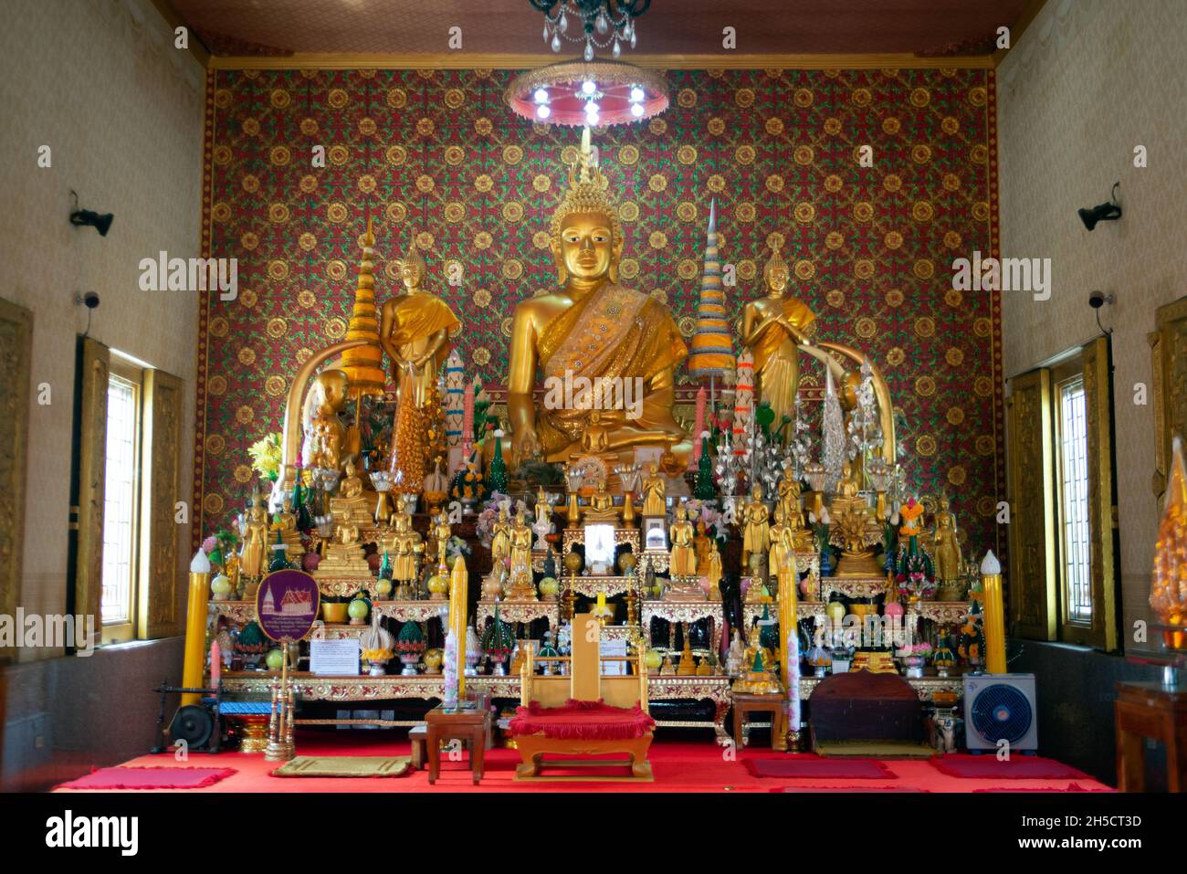 Il principale Buddha d'oro seduto all'interno della chiesa tailandese a Wat Phra che Renu. Situato nella provincia di Nakhon Phanom nel nord-est della Thailandia. Foto Stock