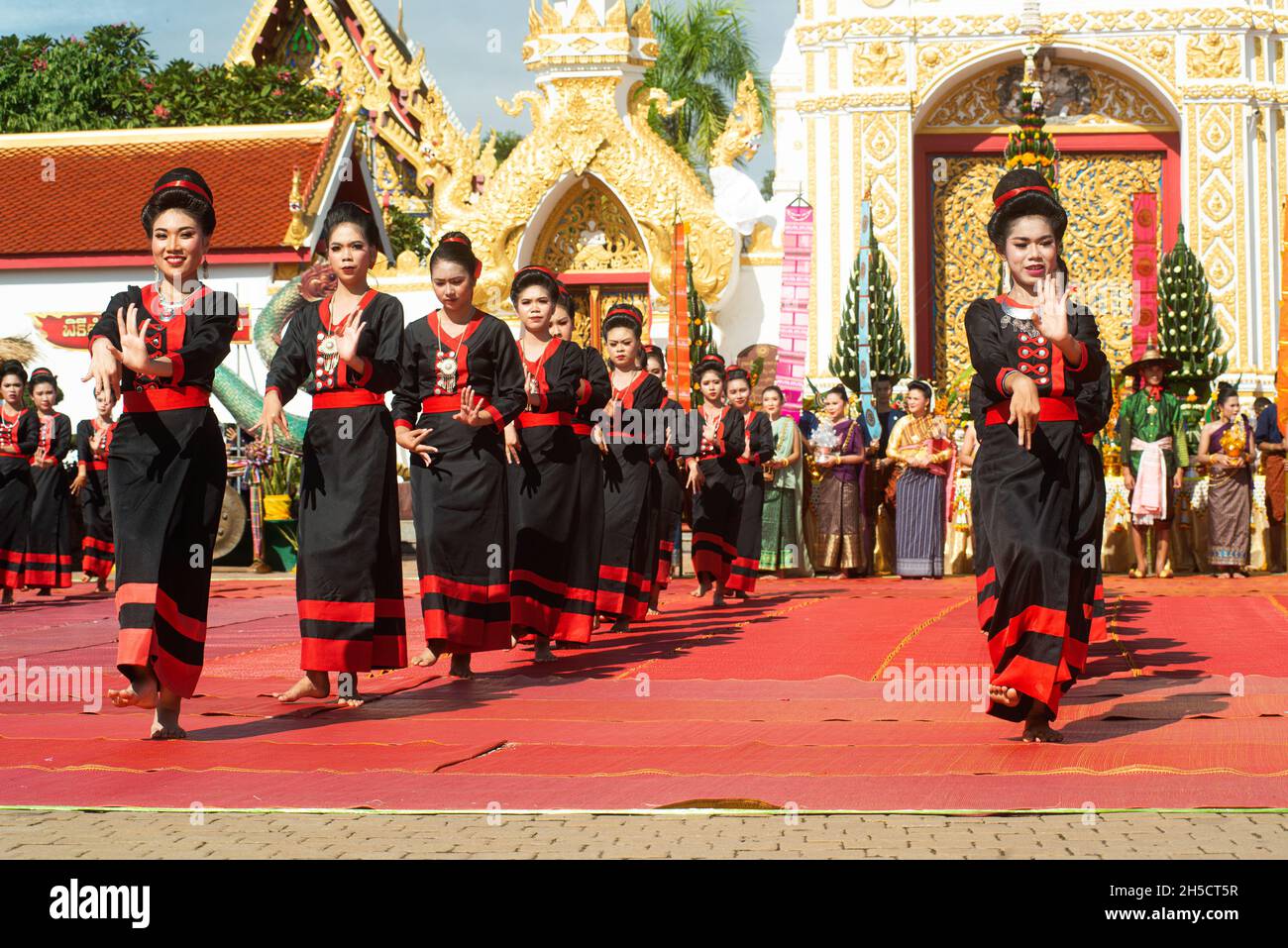 Sfilata danzante tradizionale della donna non identificata sul Wat Phra che Phanom Woramahawihan si tiene ogni anno alla fine della Quaresima buddista. Foto Stock