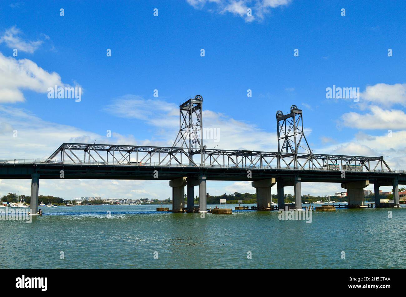 Vista sul vecchio ponte di acciaio sul fiume Parramatta Foto Stock