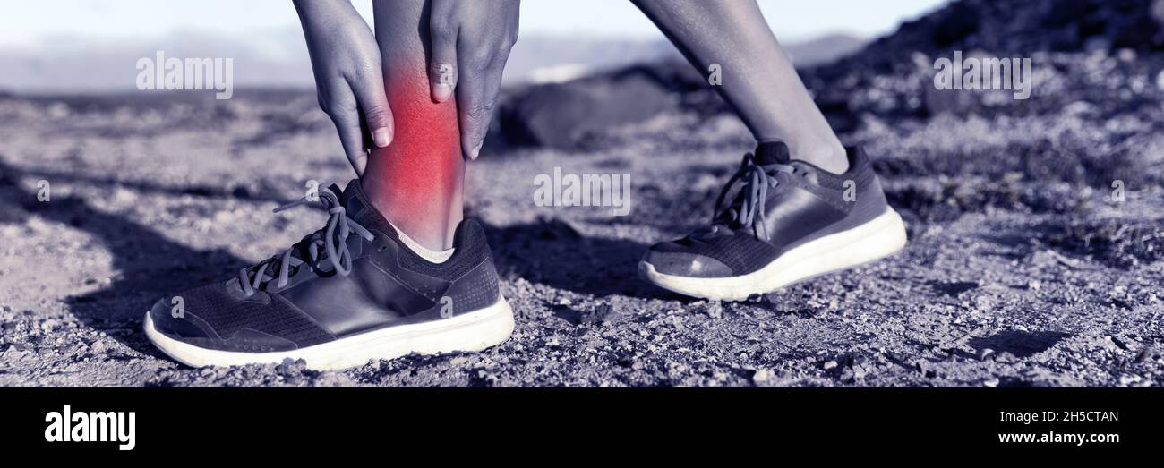 Salute medica ferita donna runner con ferire caviglia ritorto. Sport ferita atleta fitness con dolore rosso infiammato. Banner panorama Foto Stock