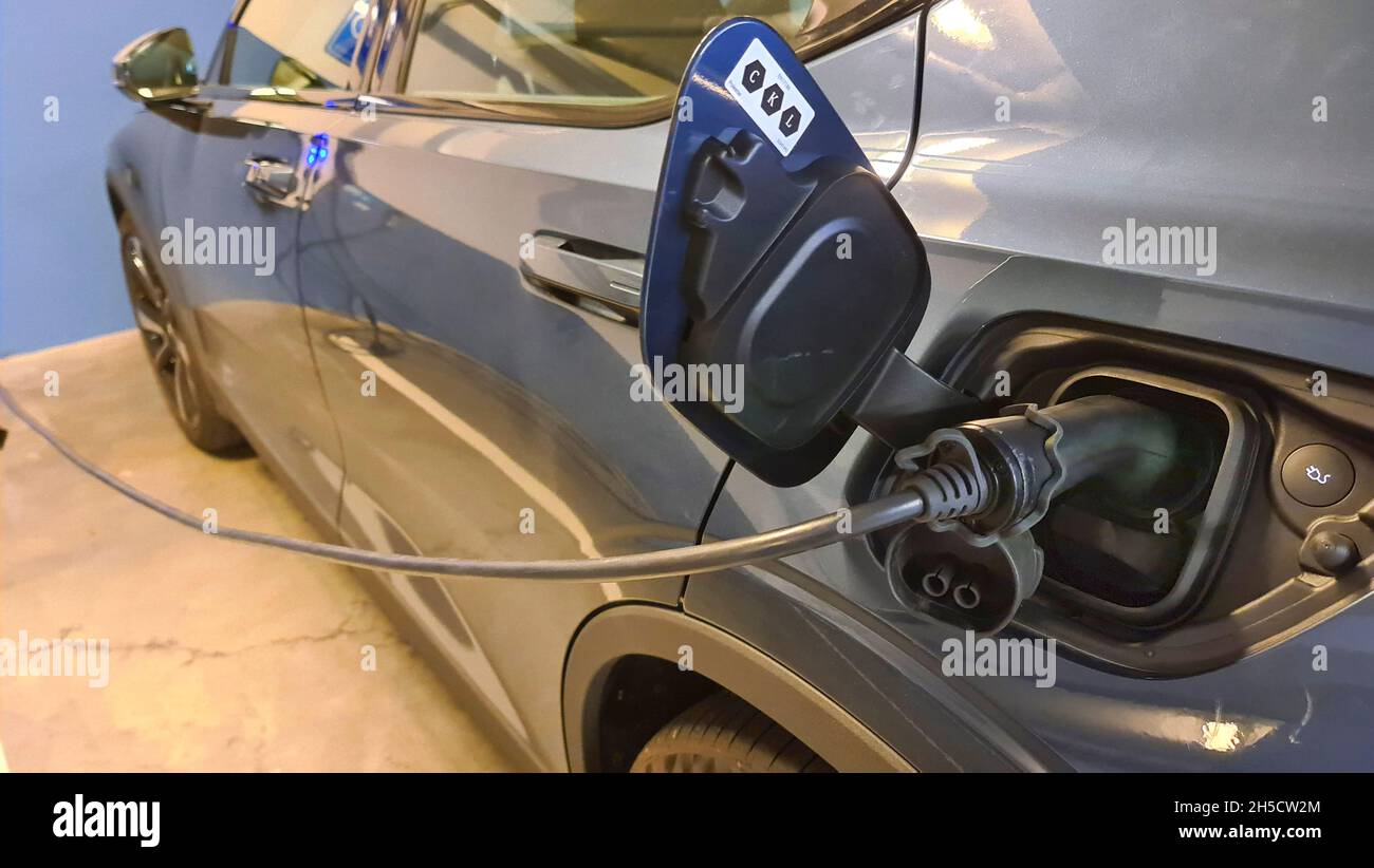 L'auto elettrica è a pagamento in un parcheggio sotterraneo Foto Stock