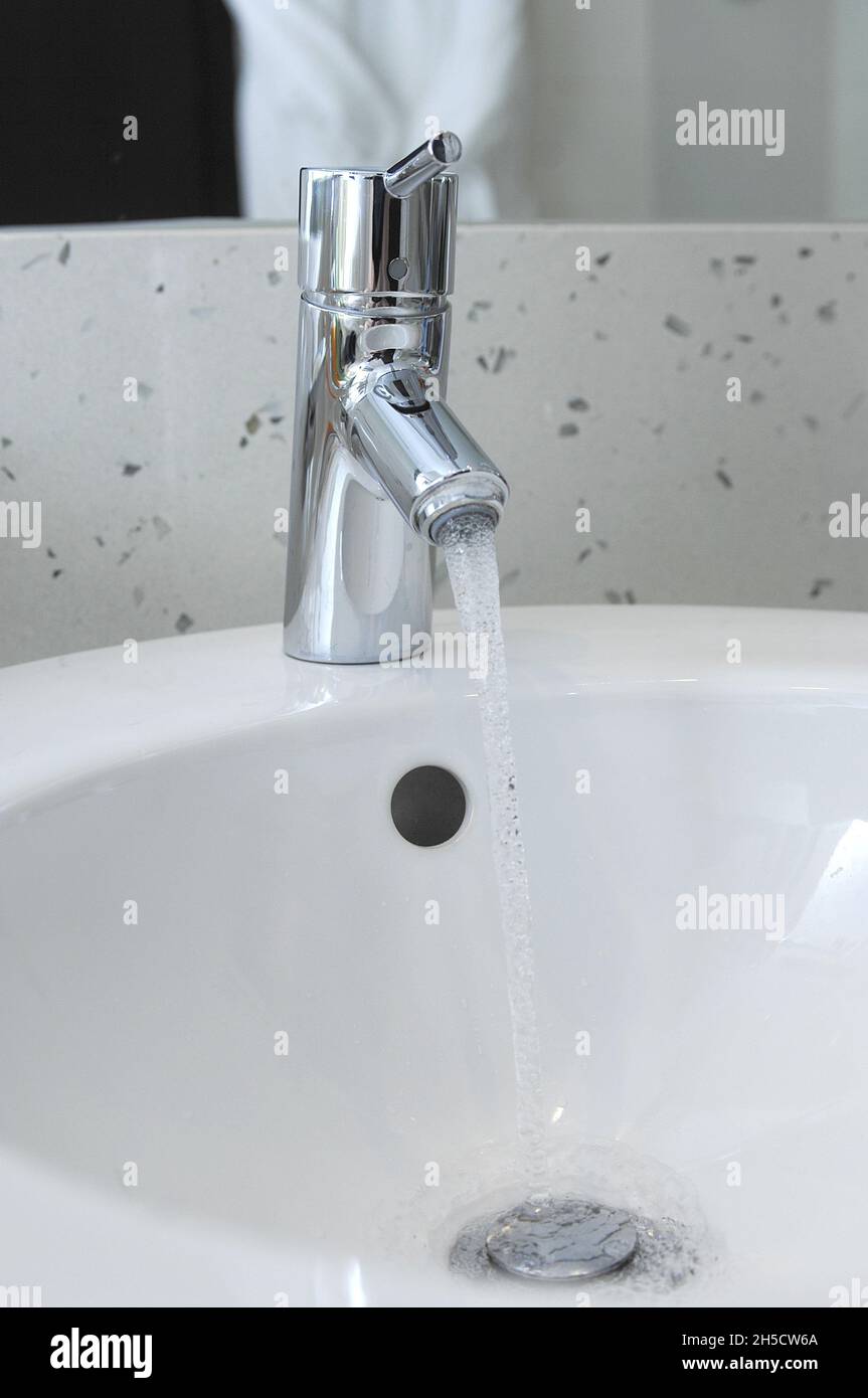 acqua galleggiante in un rubinetto d'acqua in un bagno Foto Stock