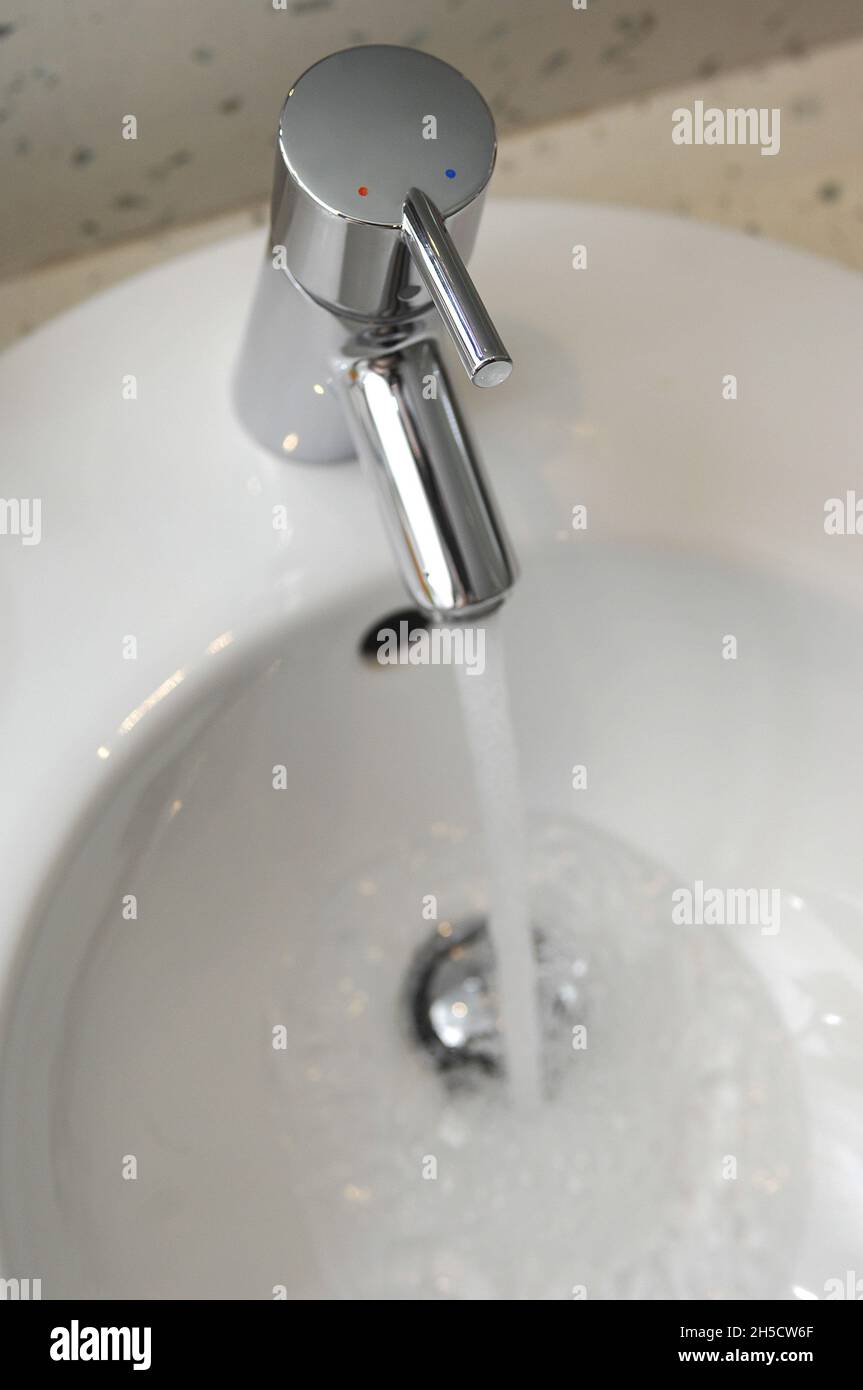acqua galleggiante in un rubinetto d'acqua in un bagno Foto Stock
