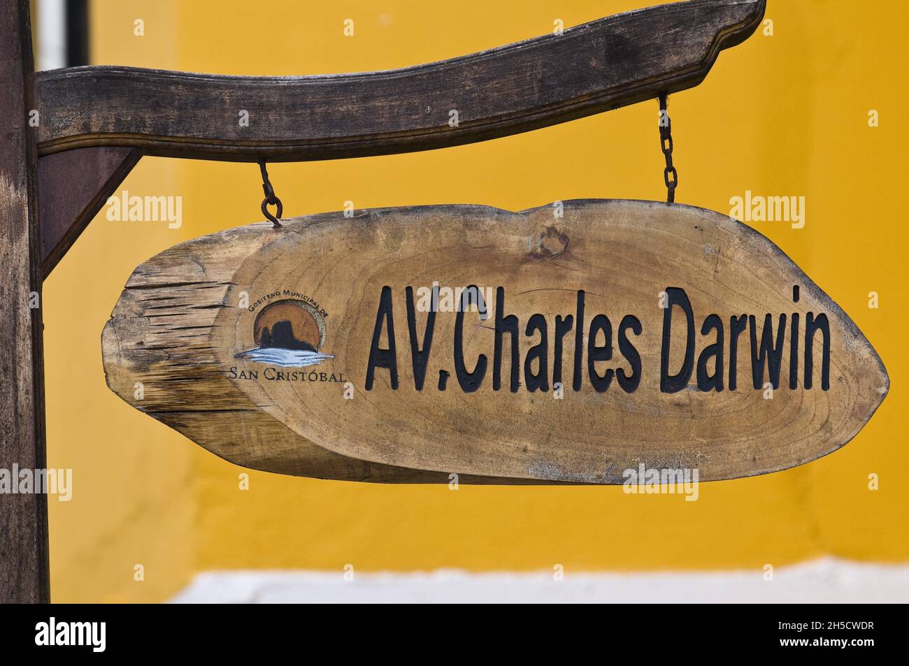 Cartello informativo 'AV. Charles Darwin', Ecuador, Isole Galapagos, San Cristobal, Puerto Baquerizo Moreno Foto Stock