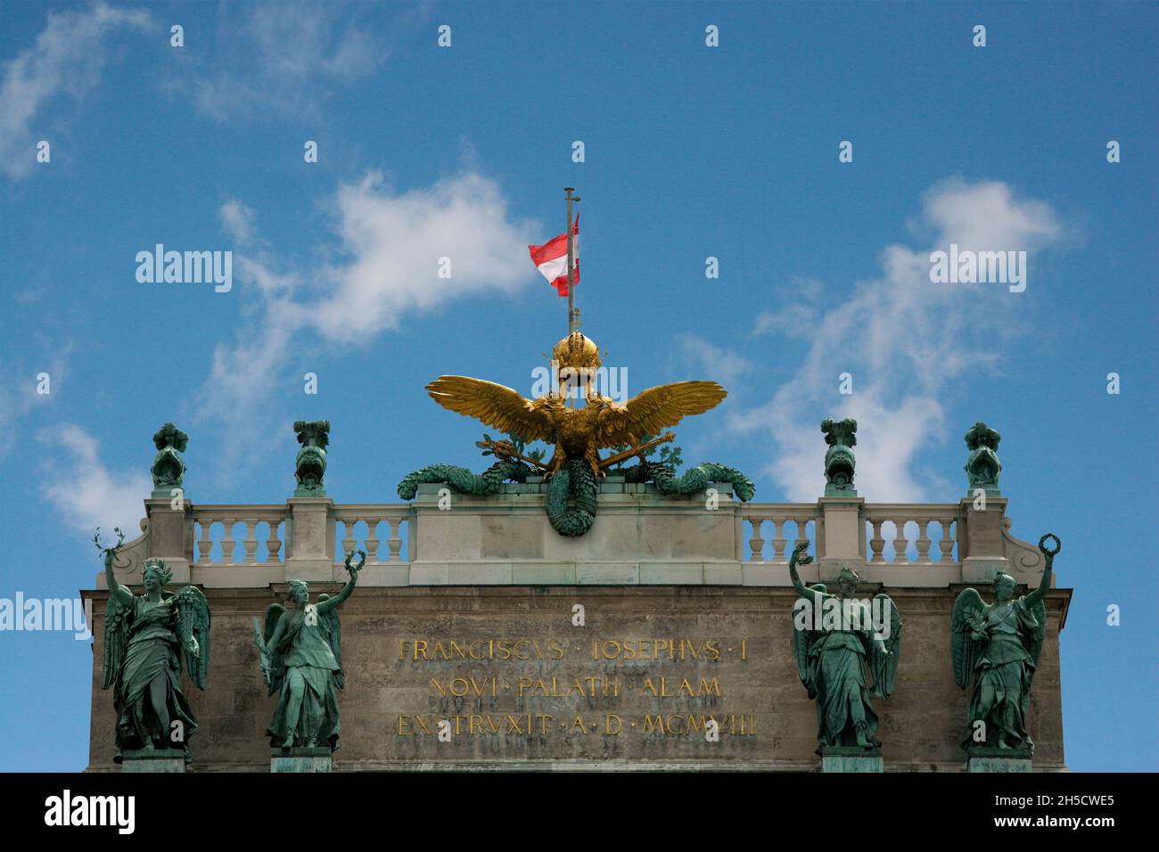 Bandiera austriaca con aquila a testa doppia e corona imperiale sul Hofburg di Vienna, Austria, Vienna Foto Stock
