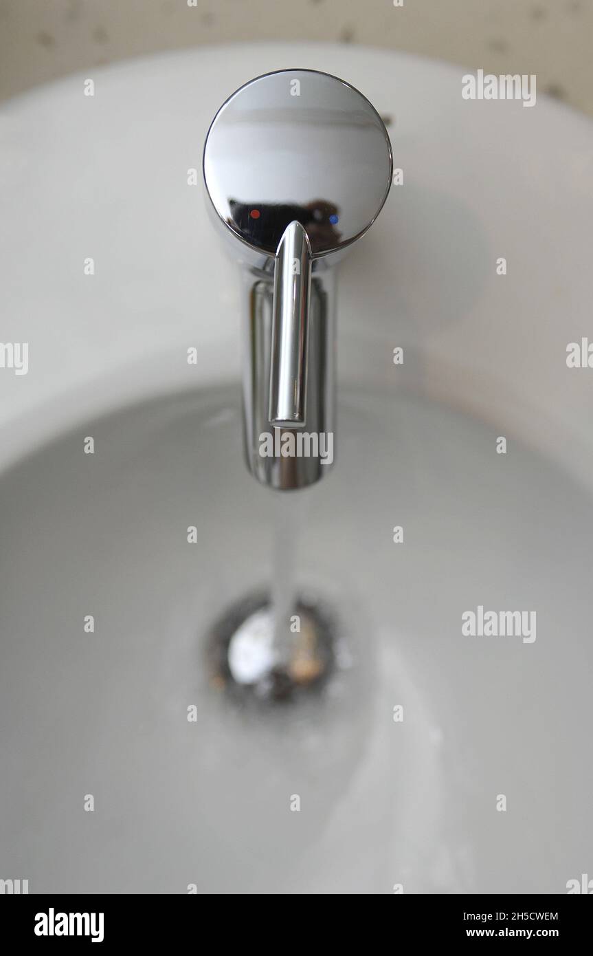 Acqua galleggiante in un rubinetto d'acqua in un bagno, Germania Foto Stock