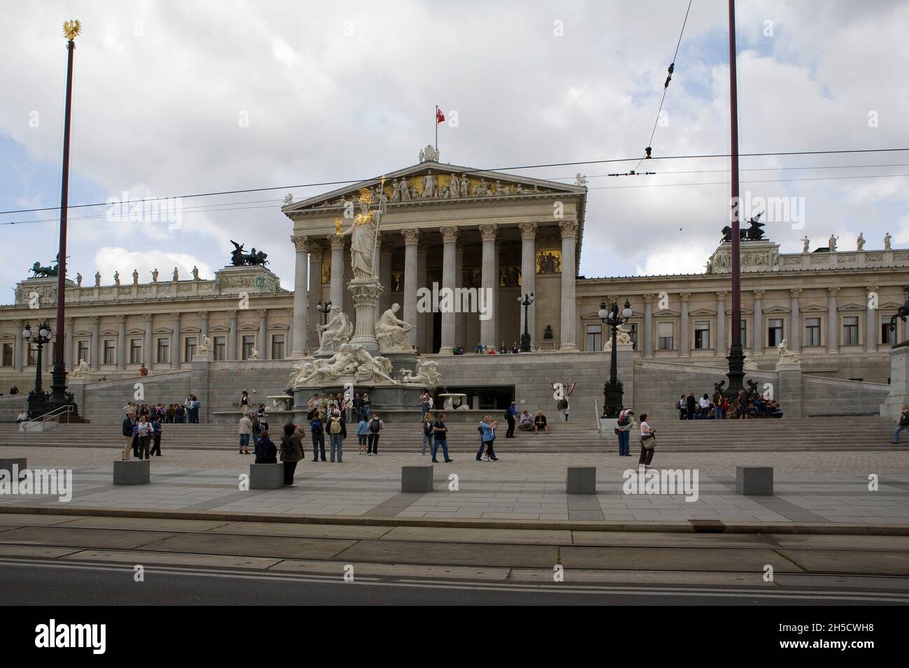 Edificio del Parlamento a Vienna con Palas Athena statua della dea della giustizia, Austria, Vienna Foto Stock