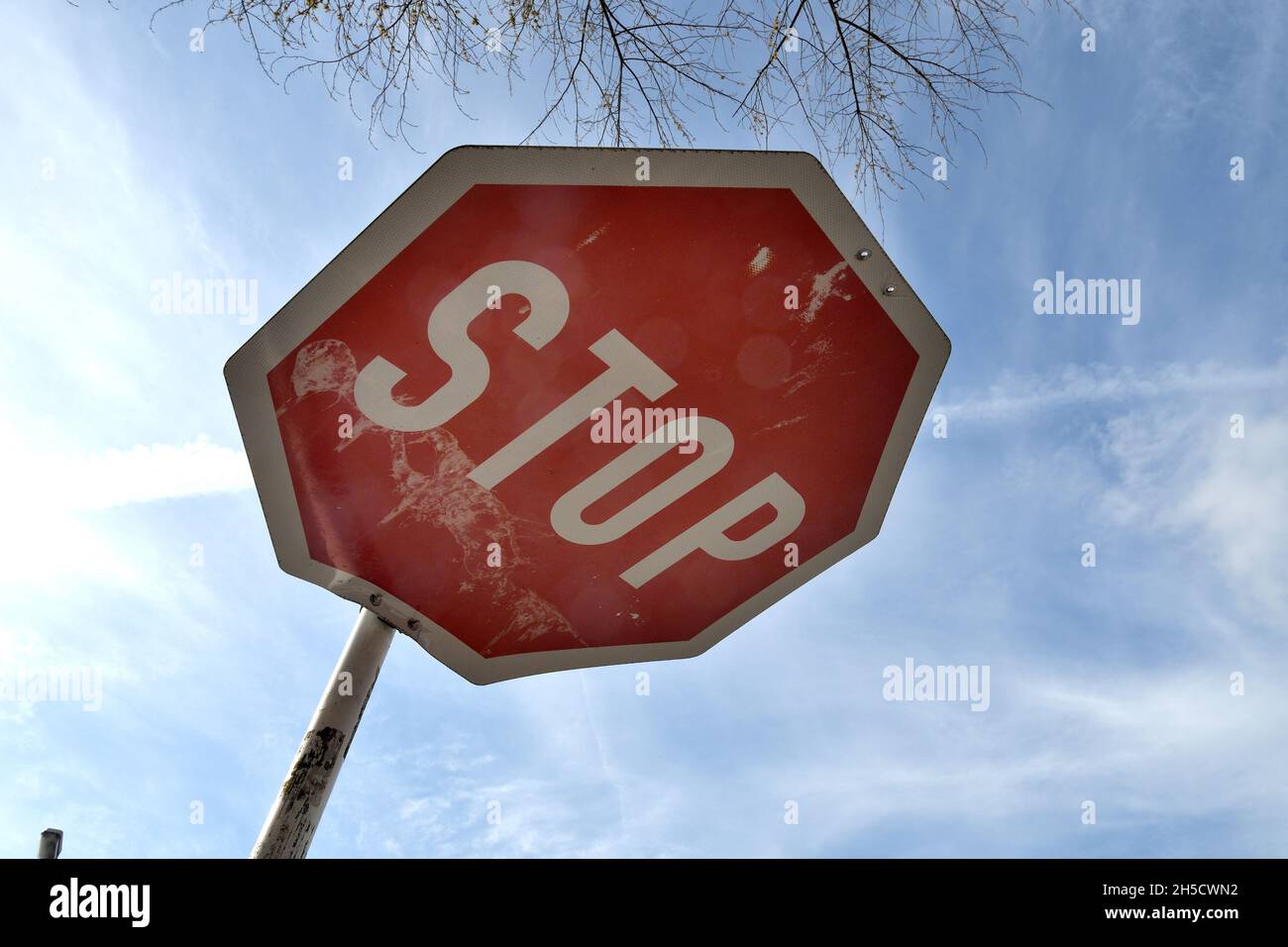 segnale di arresto piegato, vandalismo Foto Stock