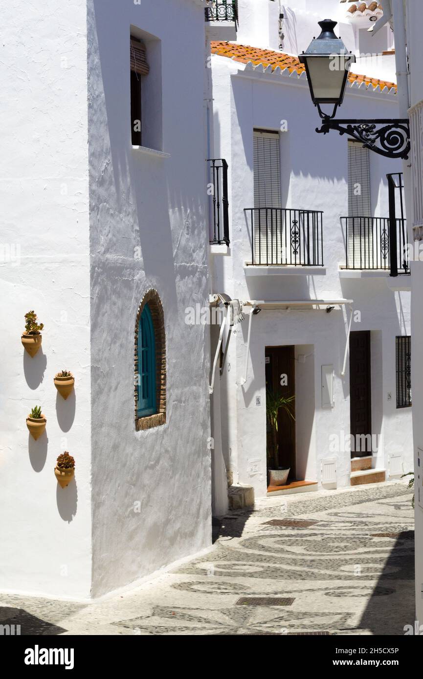 Bella Frigiliana villaggio, Spagna meridionale incantevole grazioso vicolo architettura tradizionale con vecchio stile bianco dipinto case città verticale Sho Foto Stock