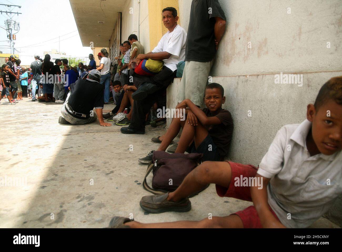 Maracaibo, Venezuela. 8 novembre 2021. I bambini venezuelani vengono nutriti in uno dei numerosi rifugi della città di Maracaibo Venezuela l'8 novembre 2021. La pandemia ha aumentato la malnutrizione infantile in Venezuela del 73%, ha riferito questo lunedì 8 novembre, la sociologa Susana Rafalli, rappresentante della ONG Caritas nel paese. Ha affermato che questo fenomeno è una conseguenza delle difficoltà di generare reddito, che ha mantenuto la popolazione in una situazione di informalità. (Foto di Humberto Matheus/Sipa USA) Credit: Sipa USA/Alamy Live News Foto Stock