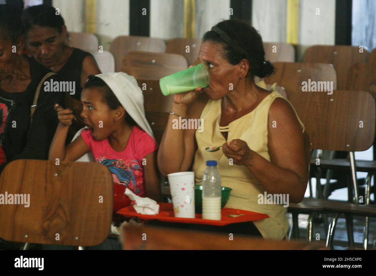 Maracaibo, Venezuela. 8 novembre 2021. I bambini venezuelani vengono nutriti in uno dei numerosi rifugi della città di Maracaibo Venezuela l'8 novembre 2021. La pandemia ha aumentato la malnutrizione infantile in Venezuela del 73%, ha riferito questo lunedì 8 novembre, la sociologa Susana Rafalli, rappresentante della ONG Caritas nel paese. Ha affermato che questo fenomeno è una conseguenza delle difficoltà di generare reddito, che ha mantenuto la popolazione in una situazione di informalità. (Foto di Humberto Matheus/Sipa USA) Credit: Sipa USA/Alamy Live News Foto Stock