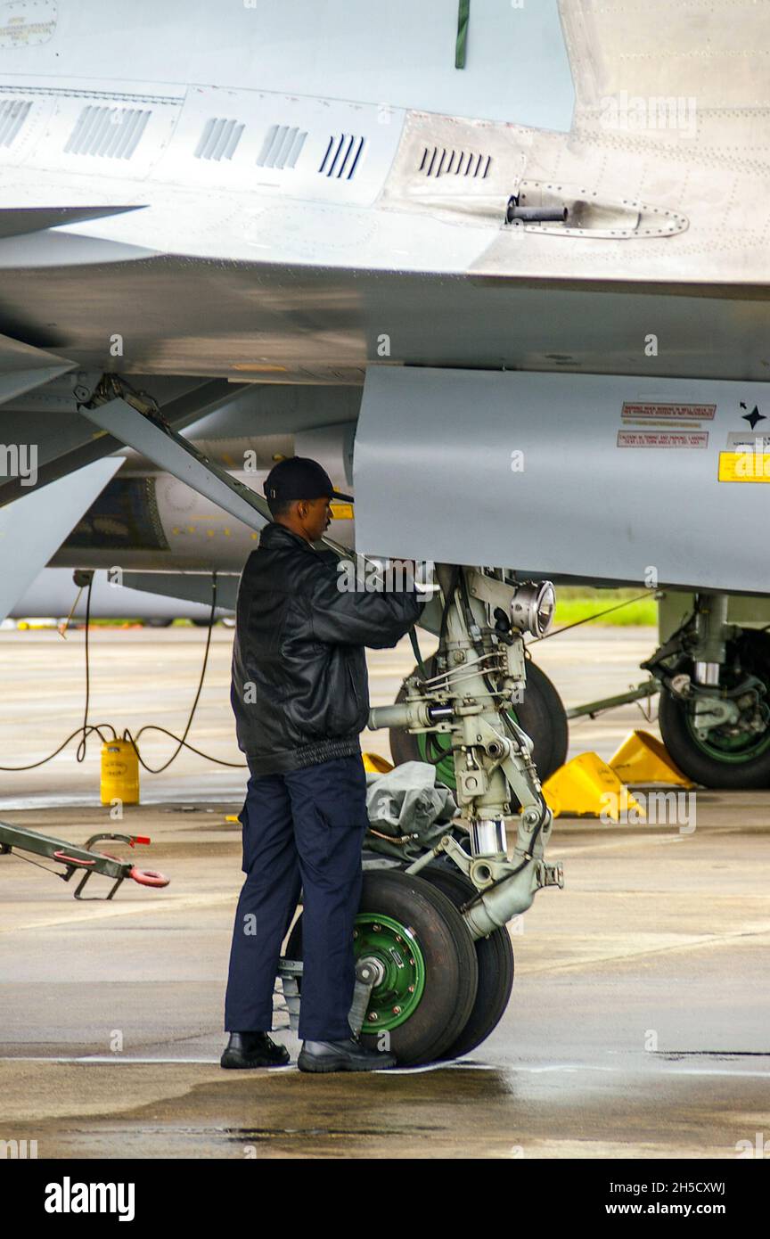 L'equipaggio dell'Aeronautica Indiana prepara un combattente Sukhoi su-30MKI, Su30 Flanker H, alla RAF Waddington per l'esercizio Indra Dhanush Foto Stock