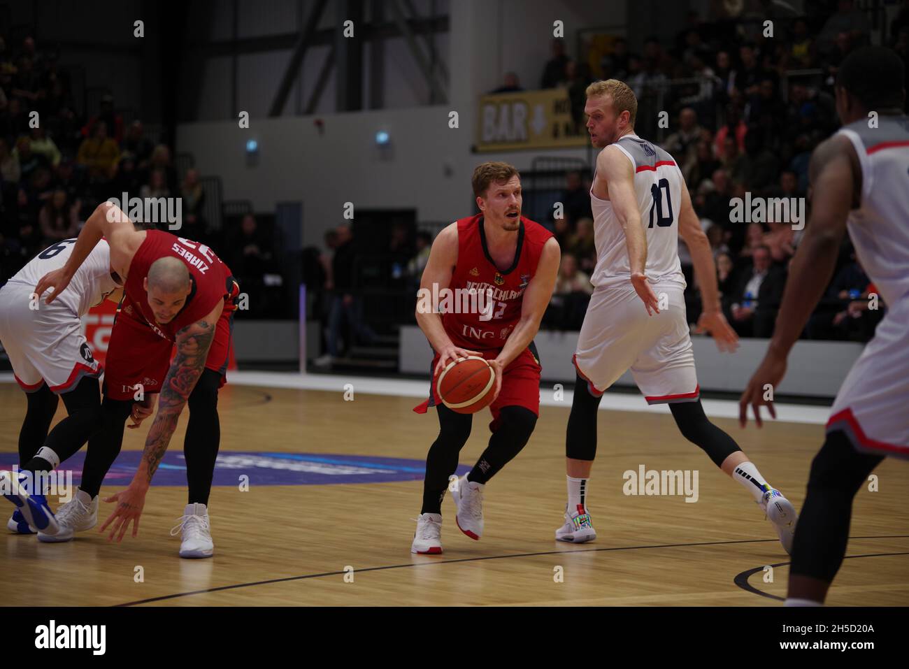 Newcastle upon Tyne, Tyne and Wear, Inghilterra, 24 febbraio 2020. Andreas Obst di Germania ha superato Dan Clark di Gran Bretagna durante la partita di qualificazione Eurobasket 2021 Group G all'Eagles Community Arena. Credit Colin Edwards Foto Stock