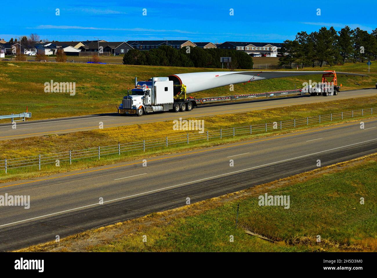 Trattrice per rimorchi che trasportano merci attraverso il North Dakota sull'interstate 94. Foto Stock