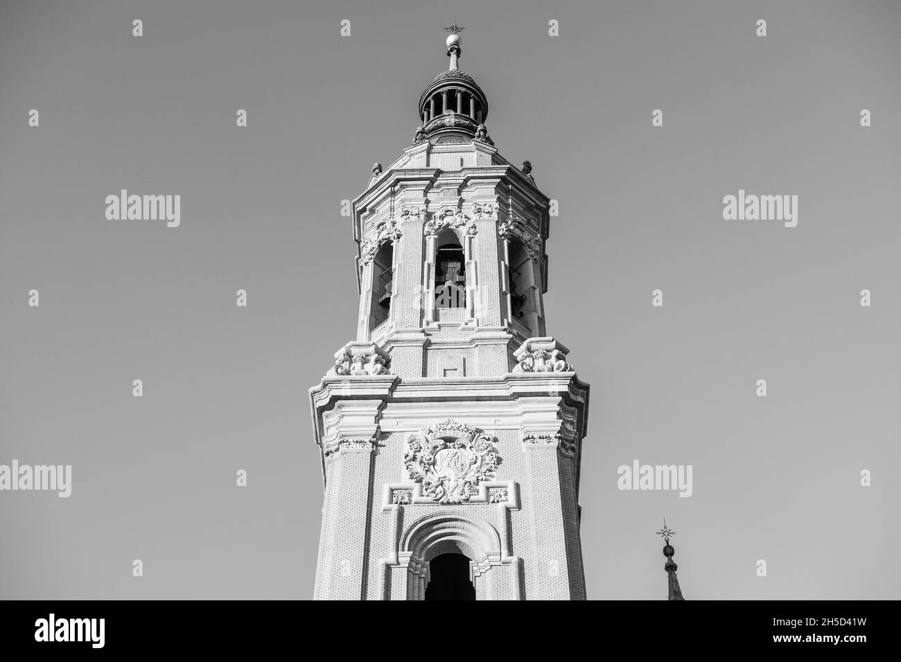 Vista ad angolo basso di una parte della Cattedrale-Basilica di nostra Signora del pilastro a Saragozza, Spagna Foto Stock