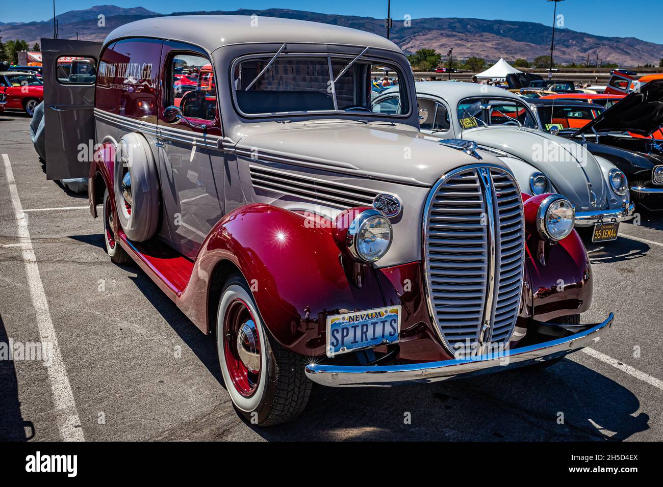 Reno, NV - 5 agosto 2021: 1938 Ford Panel Truck ad una mostra di automobili locale. Foto Stock