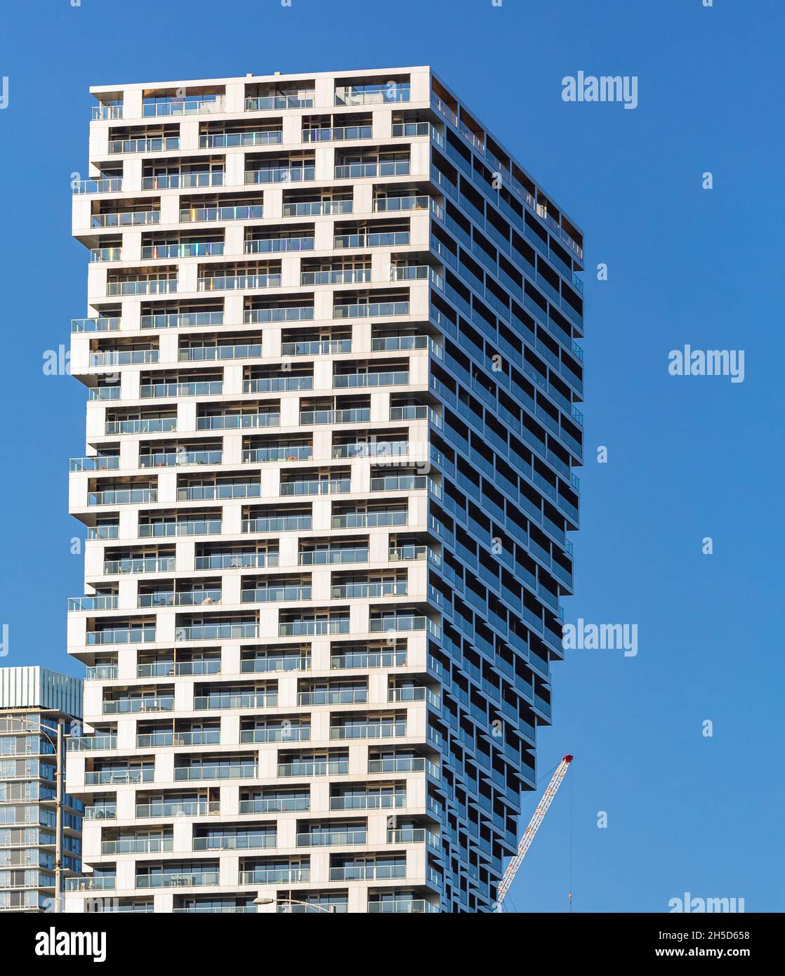 Vancouver House grattacielo centro, architettura moderna nel centro di Vancouver BC. Torre intrecciata DI GRANDI dimensioni. Foto di strada, foto di viaggio, senza persone, concetto Foto Stock