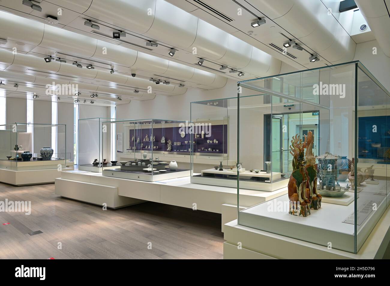 La galleria della ceramica presenta una panoramica completa della ceramica cinese dal Neolitico fino alla dinastia Qing, al Museo delle civiltà asiatiche Foto Stock