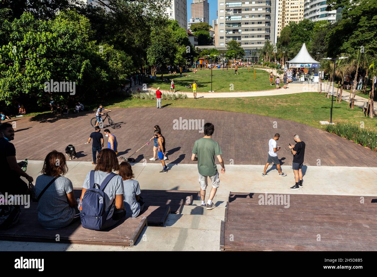 San Paolo, Brasile, 06 novembre 2021. La gente gode la giornata calda e soleggiata nel Mayor Burno Covas Park o Augusta Park , nel centro di Sao Paulo Foto Stock