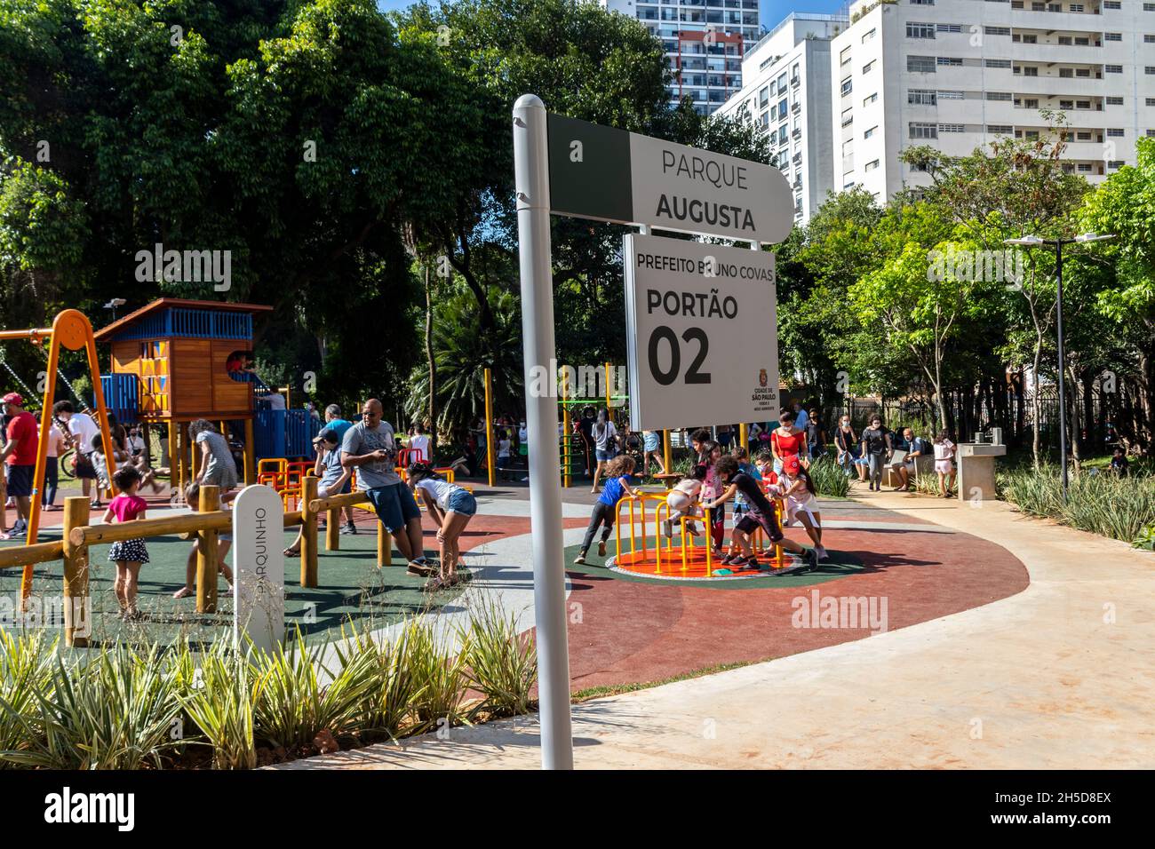 San Paolo, Brasile, 06 novembre 2021. La gente gode la giornata calda e soleggiata nel Mayor Burno Covas Park o Augusta Park , nel centro di Sao Paulo Foto Stock