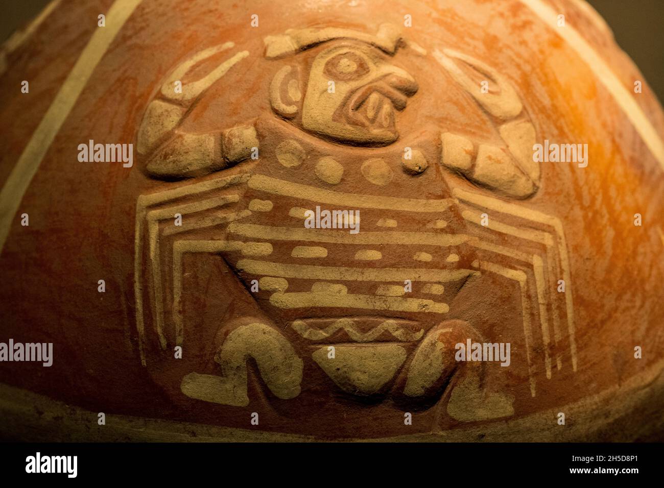 Vaso in ceramica, mitico carattere con felini, uccelli e serpenti caratteristiche, moche cultura 100 AC-800 AC Perú Foto Stock