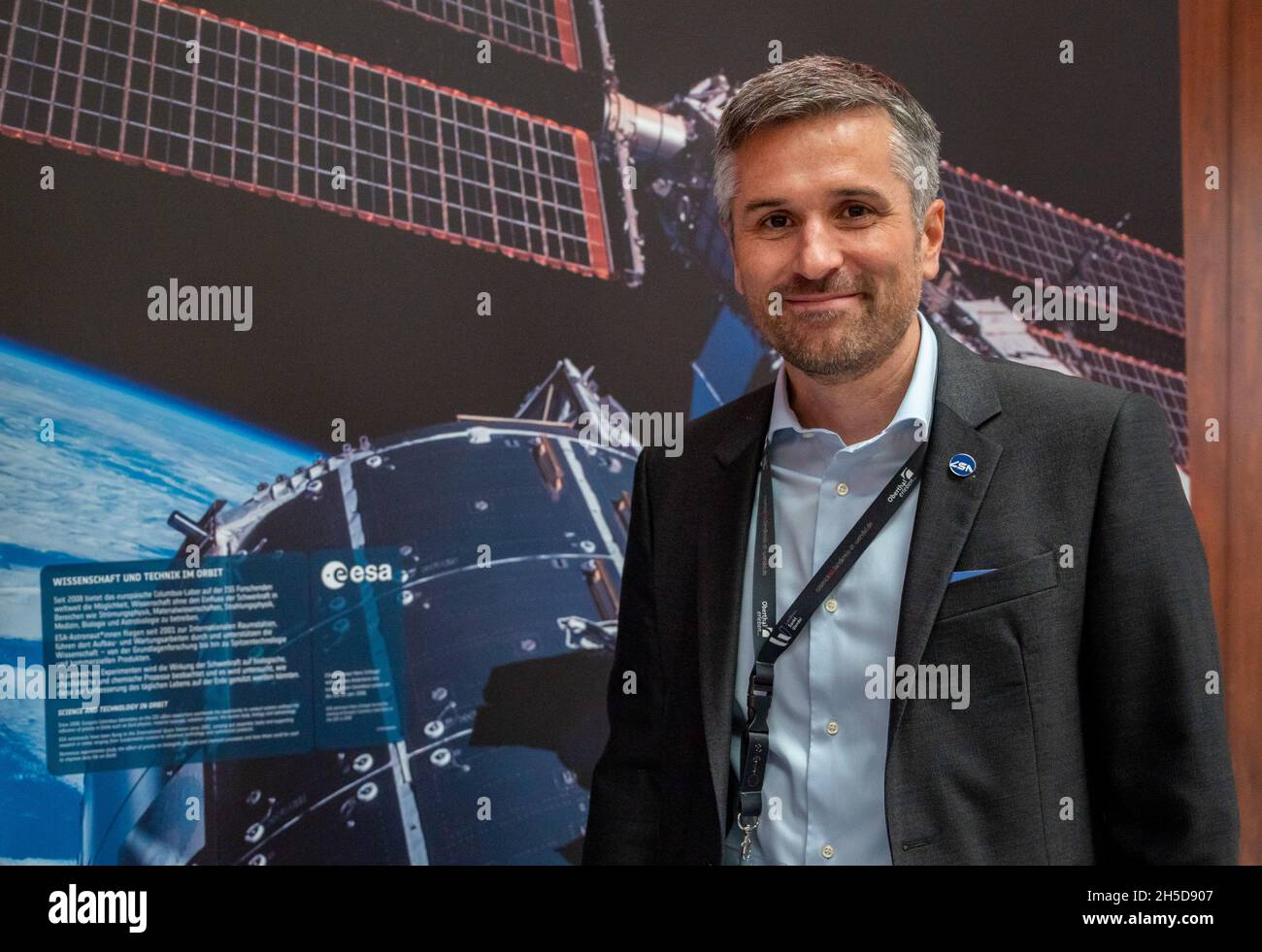 Oberthal, Germania. 31 ottobre 2021. Mathias link, direttore dell'agenzia spaziale lussemburghese LSA, si trova di fronte a un poster della stazione spaziale al partito di lancio per il lancio posticipato dell'ISS. Nel frattempo, a Lussemburgo si sono insediate 70 aziende e istituti di ricerca sul tema dei viaggi spaziali, afferma link. (To dpa-text: Luxembourg si concentra sull'uso delle risorse spaziali) credito: Harald Tittel/dpa/Alamy Live News Foto Stock